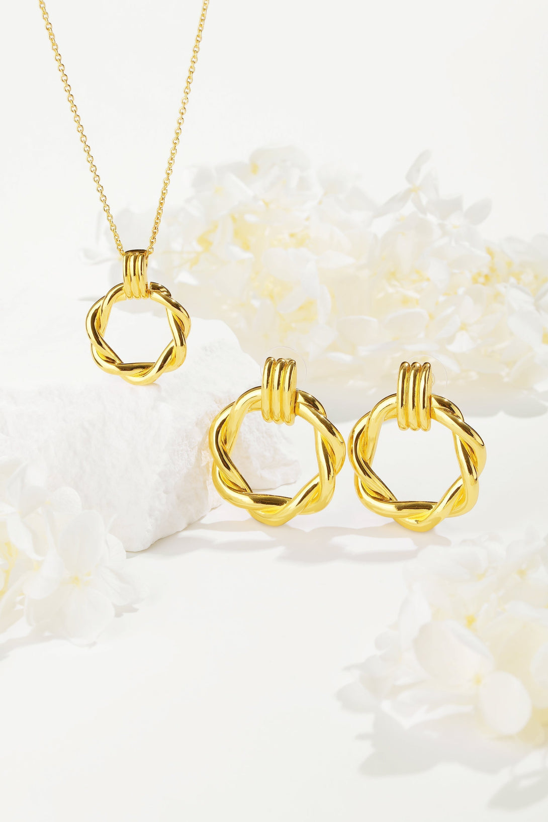 Eléa Gold Twisted Hoop Pendant Necklace - Classicharms