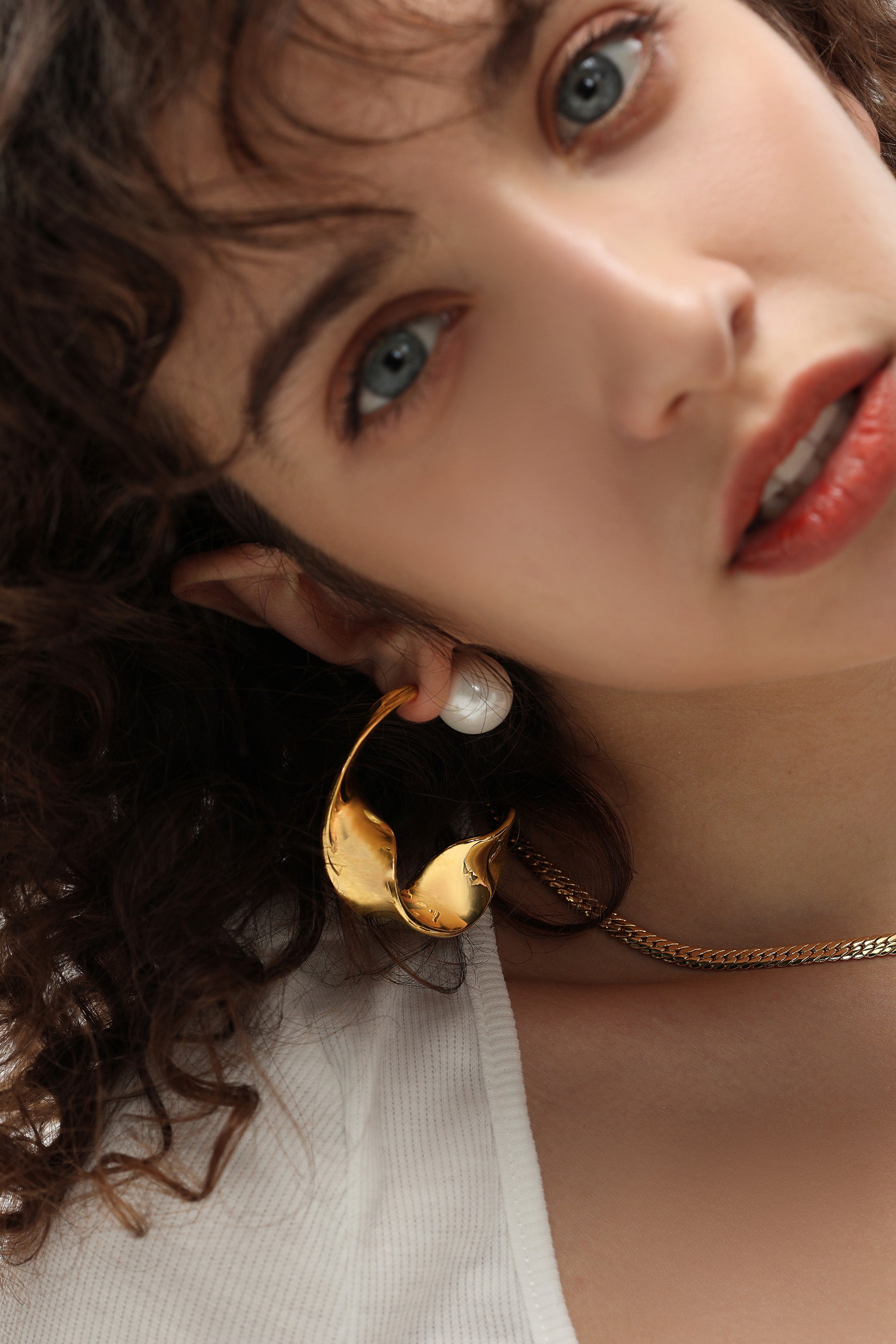 ピアス [BLACKMUSE] Gold volume wave hoops Earrings Trendy Chunky Gold Wave Hoop Earrings With Pearl Stoppers