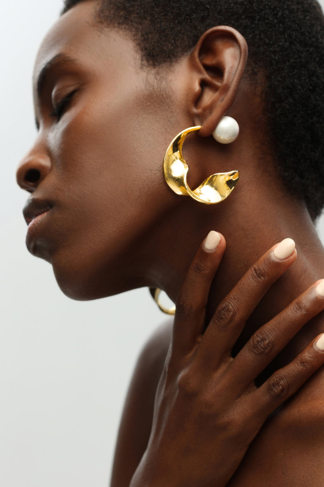 Trendy Chunky Gold Wave Hoop Earrings With Pearl Stoppers – Classicharms