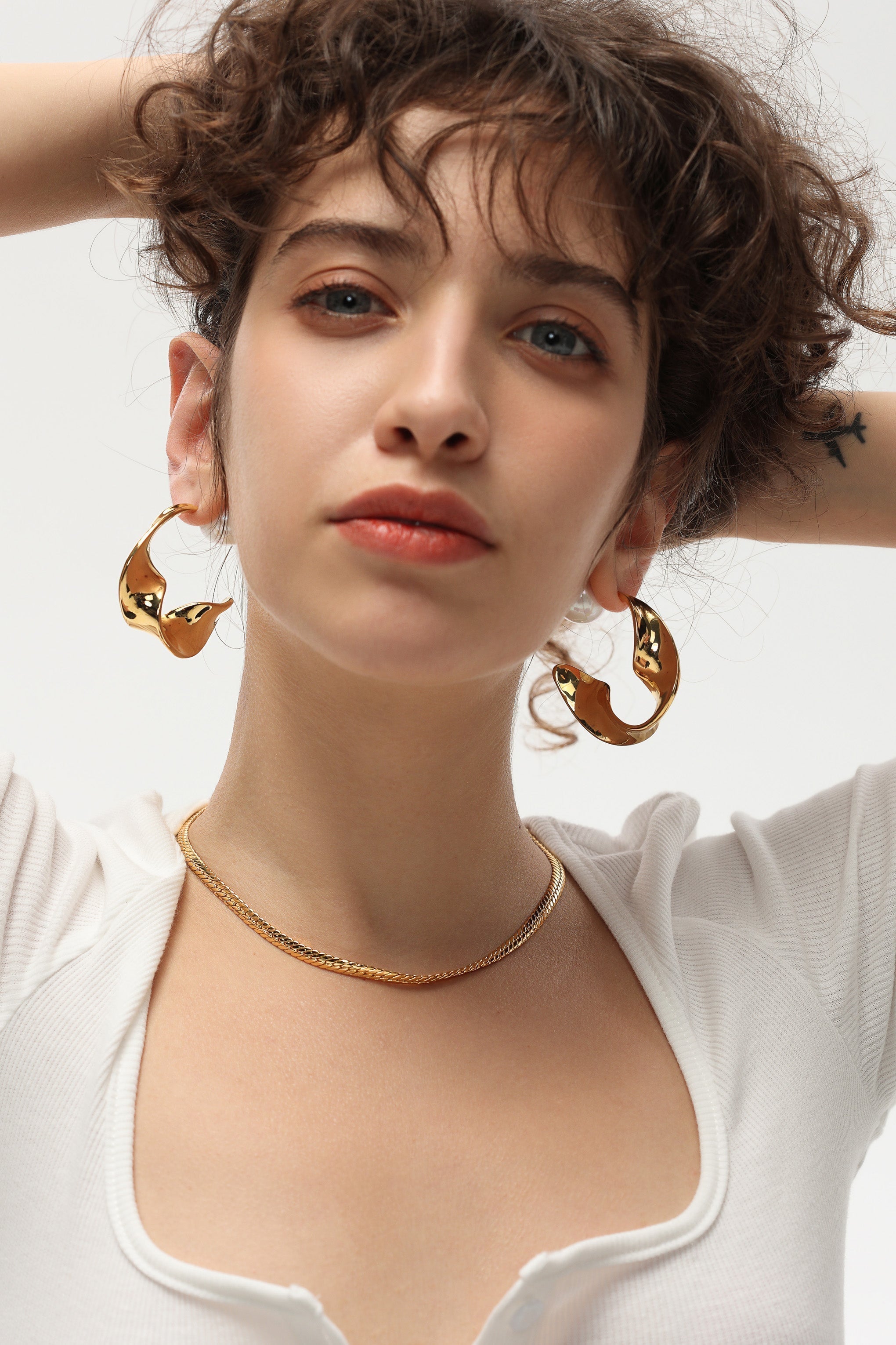Trendy Chunky Gold Wave Hoop Earrings With Pearl Stoppers