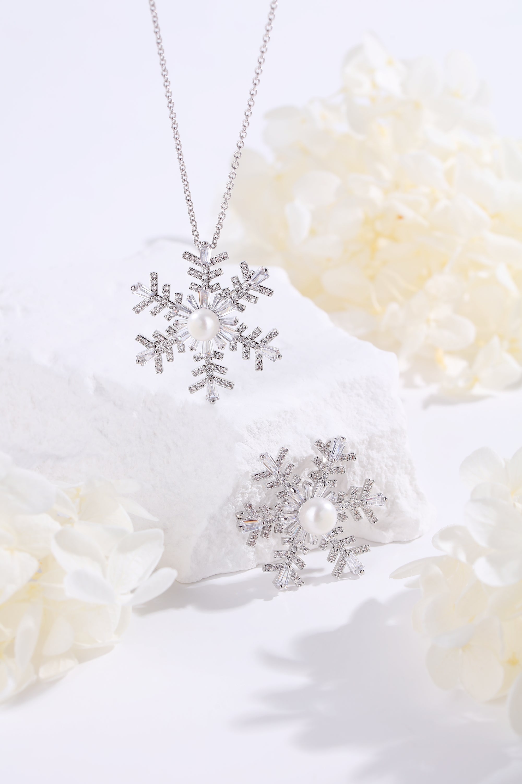 Jewelryboxes Silver Snowflake Cubic Zirconia Pendant Necklace – 18 Inch, Pave 0.5 Cts, Silver Plated